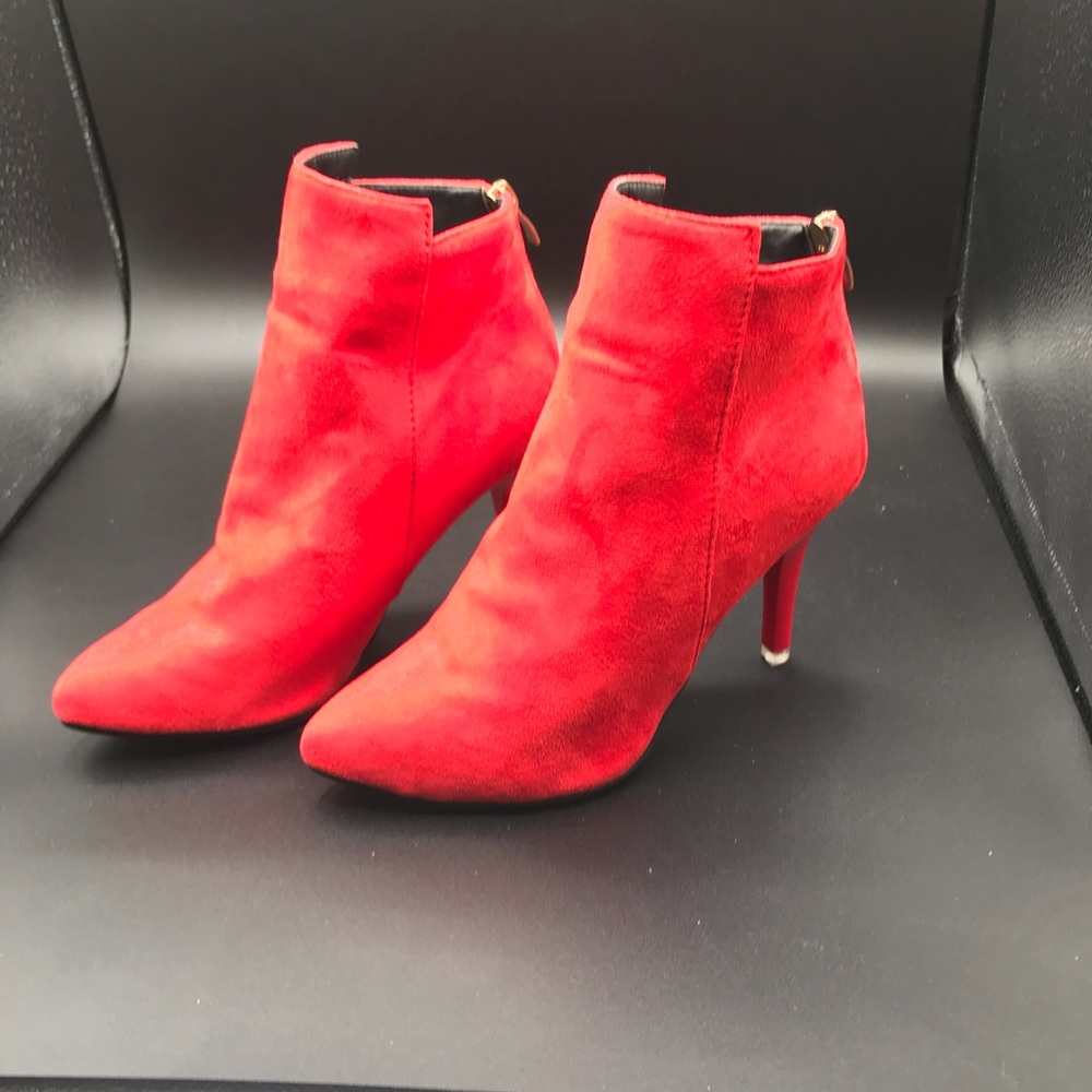 FAUX SUEDE RED BOOTIES. NWOT. SIZE 5-5.5